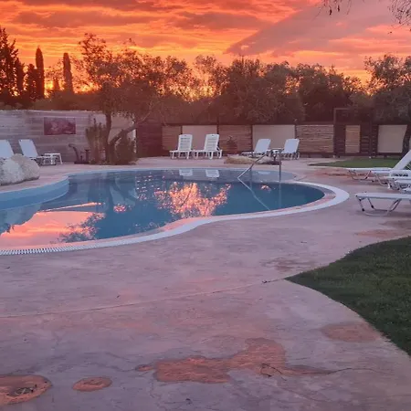 Anemomylos Luxus Suites-boutique & Pool לפקימי